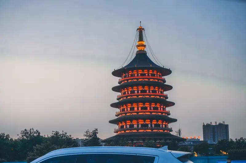 洛阳作为丝路起点意义非凡。自夏朝起，它就开始积累文化与物质财富，地处中原腹地，交