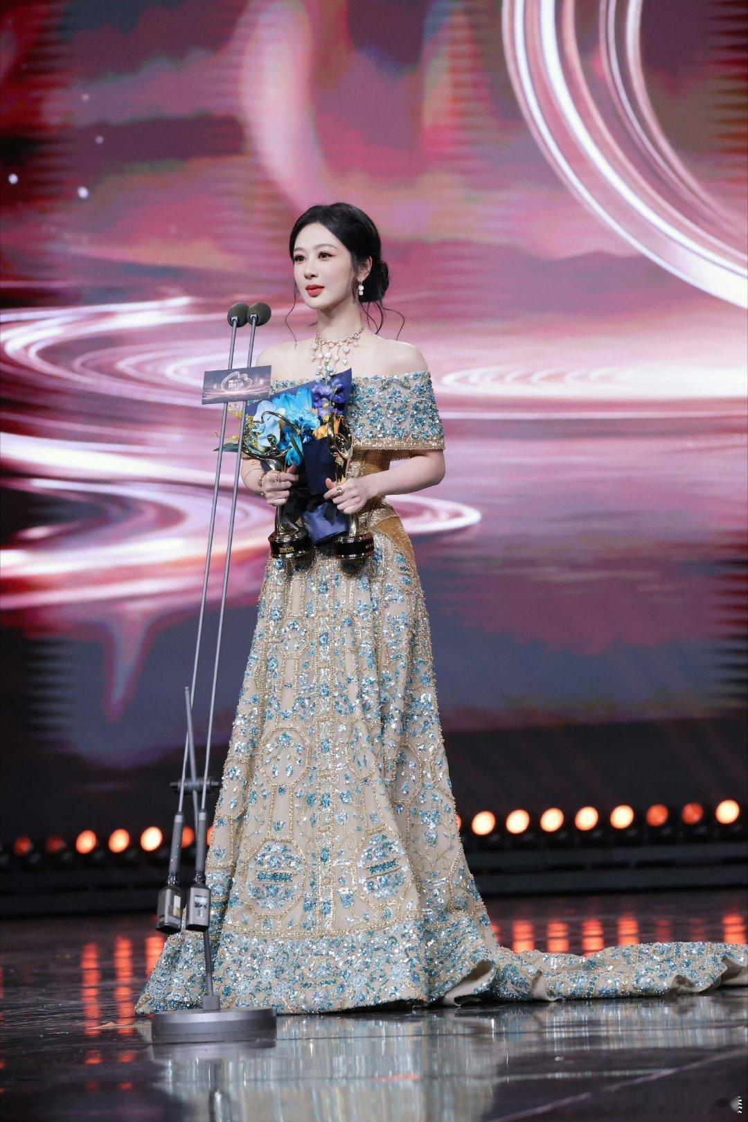 昨天微博之夜明星百指出来了肖战杨紫百指第一！肖战更是直接断层