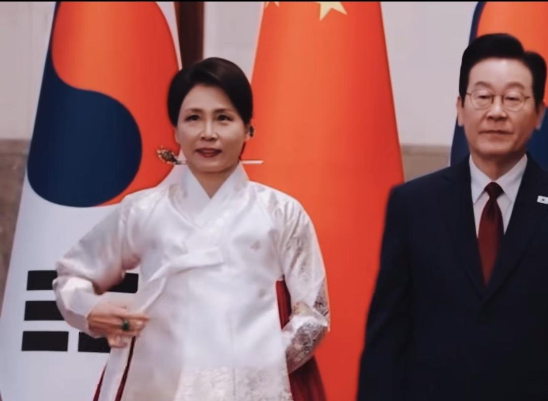 1月5日，金惠景与丈夫一同亮相人民大会堂红毯，金惠景身穿白色上衣与红色裙摆的传统