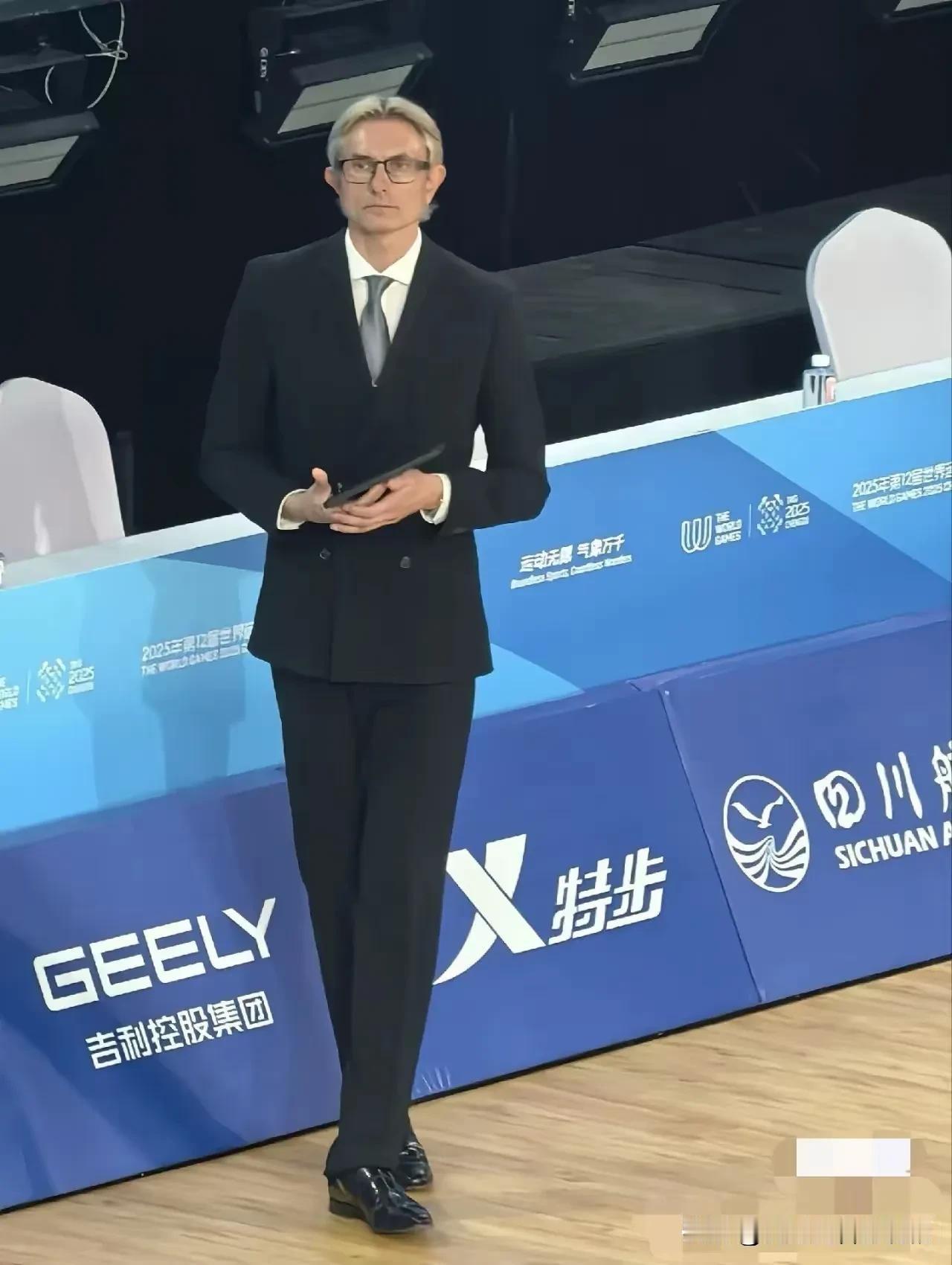 国外的名人，有钱人，基本上没有什么胖子。那些胖的大部分都是穷人。看人家富人多么自
