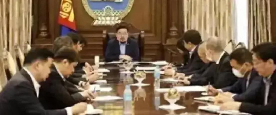 蒙古国街头的叫喊，背后多是分配焦虑。在乌兰巴托，人群举牌、喊口号，他站在人