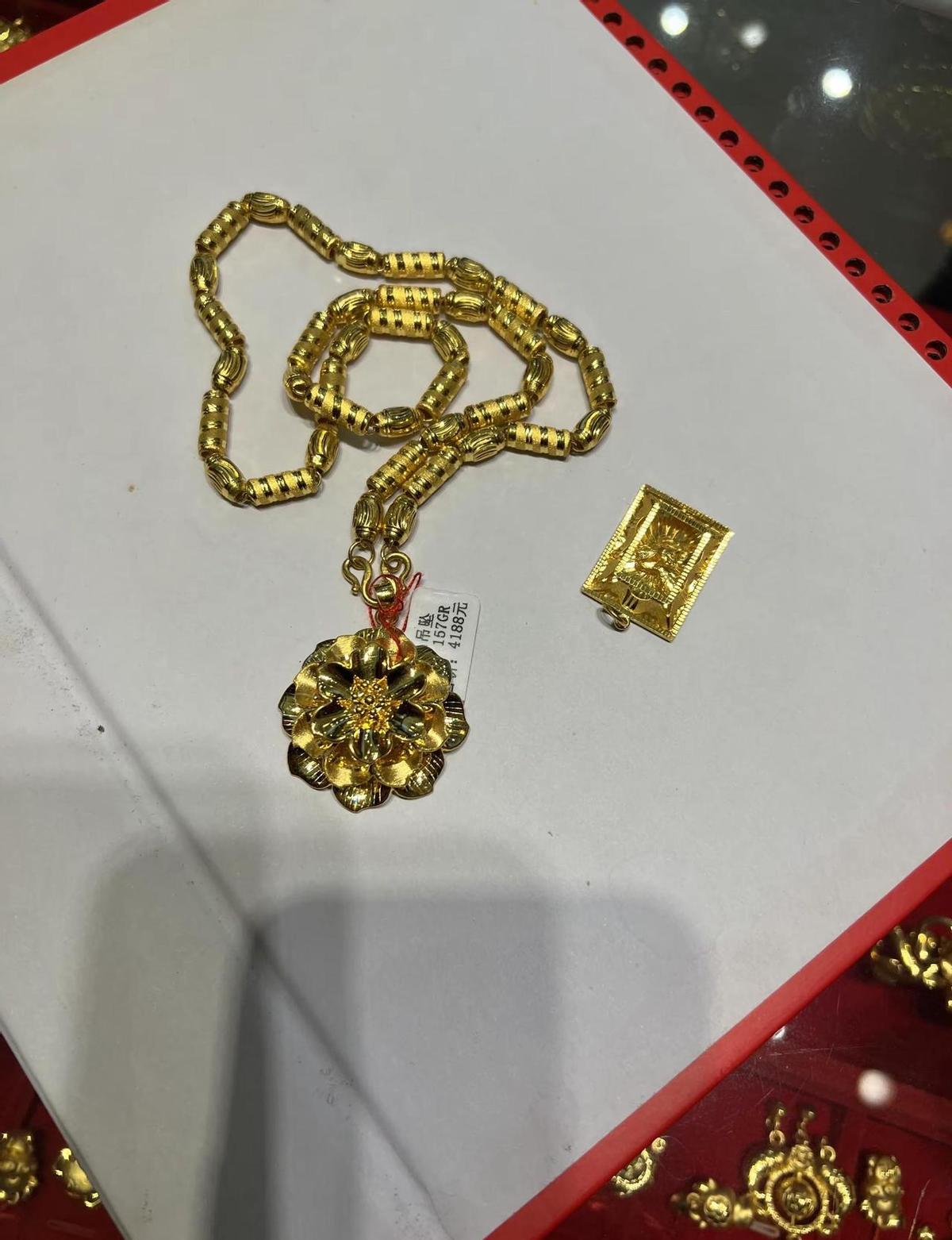儿子16岁那年戴的金链，现在成了闺女的婚戒吊坠。妈妈拎着它进店，店员没接，只说