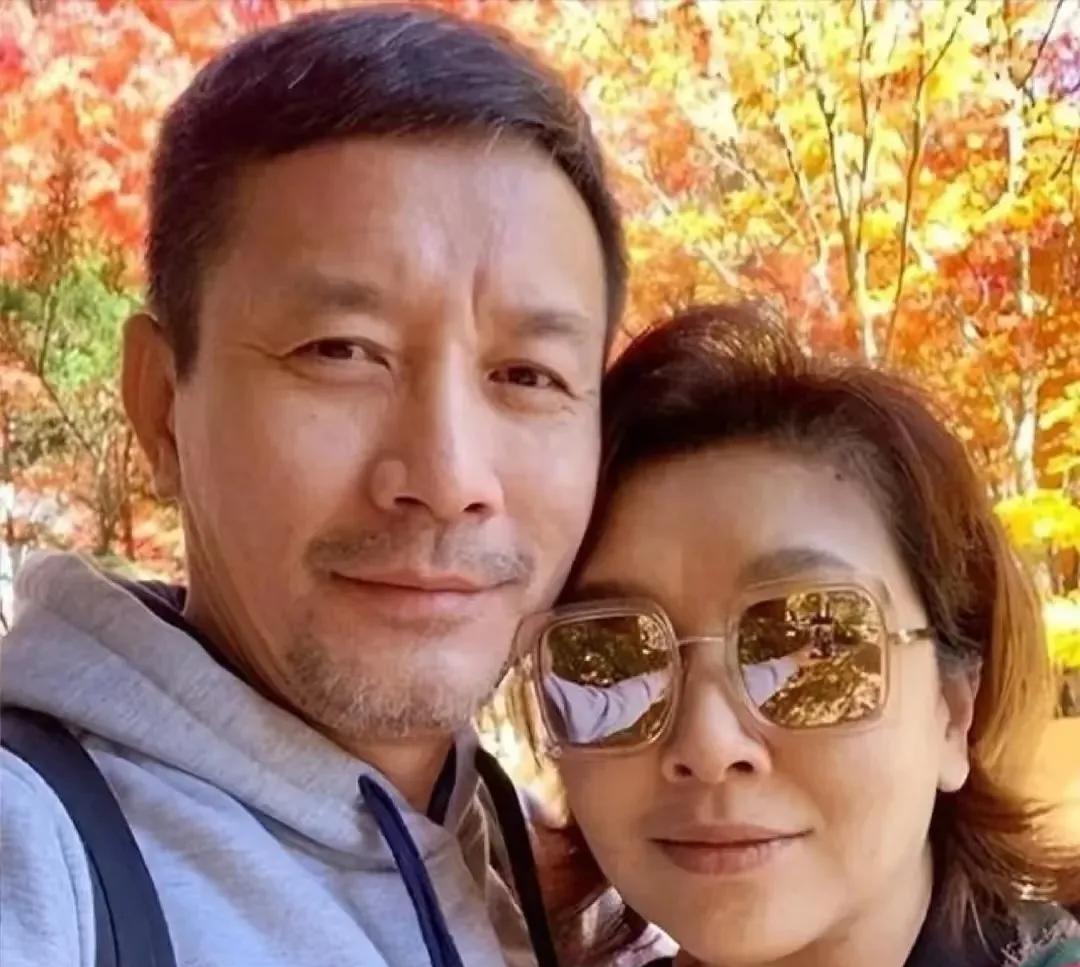 演员，江小洁说，江珊和高曙光离婚，被靳东追了5年，却和平平无奇的我结婚了，一直