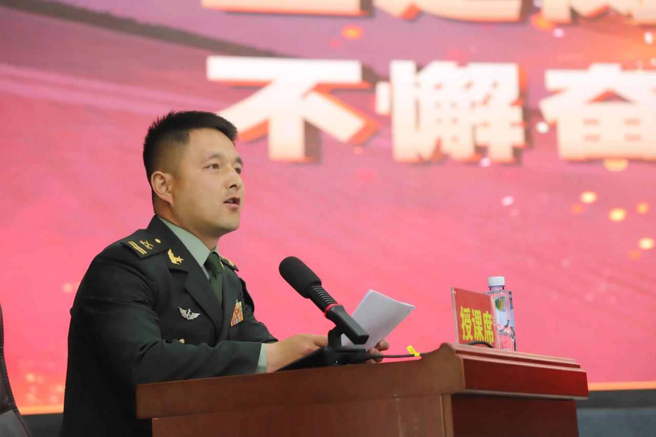 贾多杰拉旦，藏族，青海互助人，一级上士军衔，现为飞行控制技师兼班长。获评“四有”