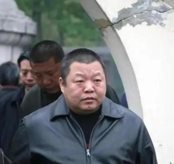 54岁臧天朔生前将约2000万积蓄及名表金链全部变现投入ICU治疗。临终时他让家