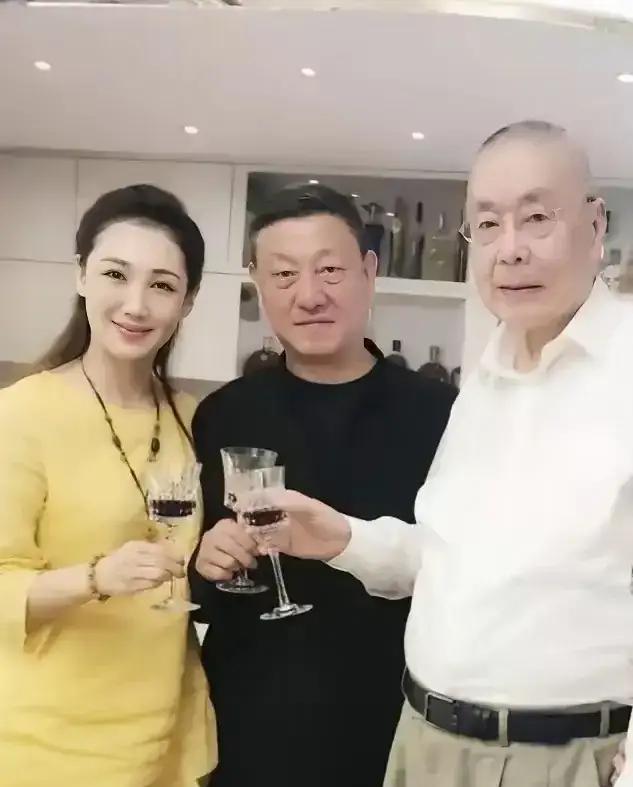 都说近朱者赤近墨者黑，看看韩磊交的朋友，就可以看出他私下里的为人是什么样的。听