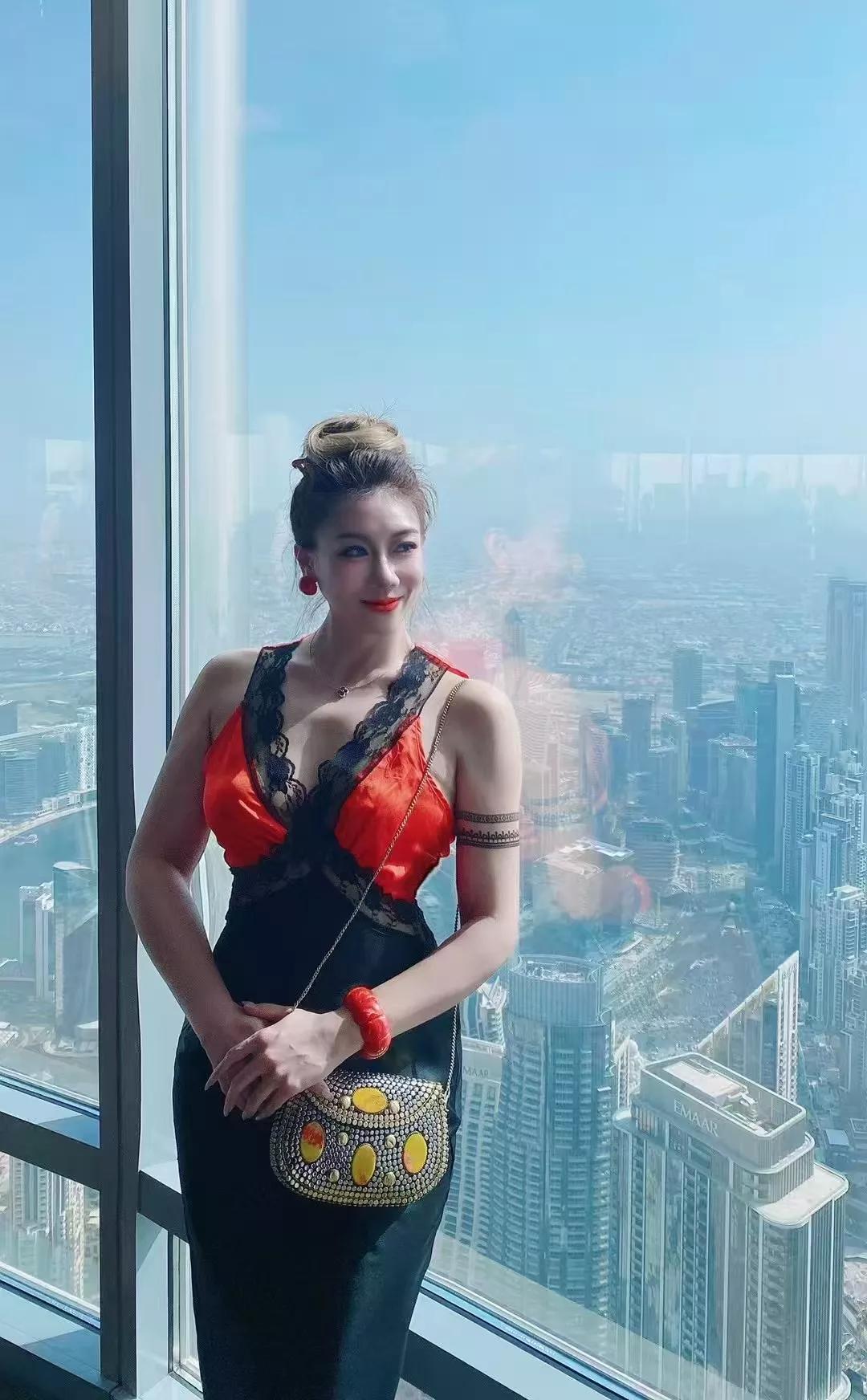 吴敏迪拜哈利法塔打卡，时尚魅力与城市之最的完美邂逅近日，知名人士吴敏现身迪拜
