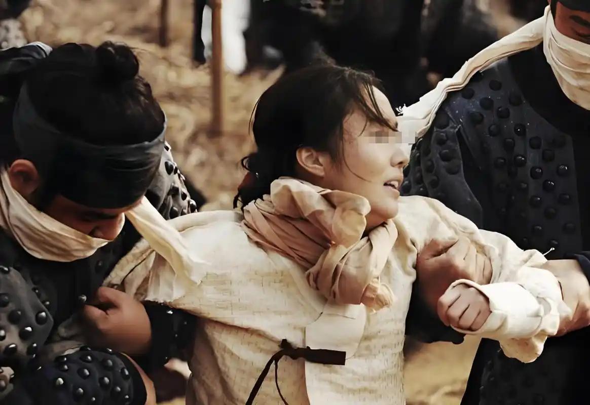 妃子被要求殉葬，她装死逃过一劫，最后嫁给守墓人还生了一个孩子很多人都在古装剧