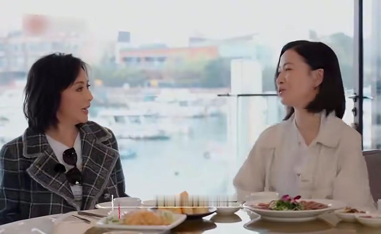 刘嘉玲问佘诗曼：“你在家里面有煮饭吗？”佘诗曼笑着回答：“我妈煮得比较多，