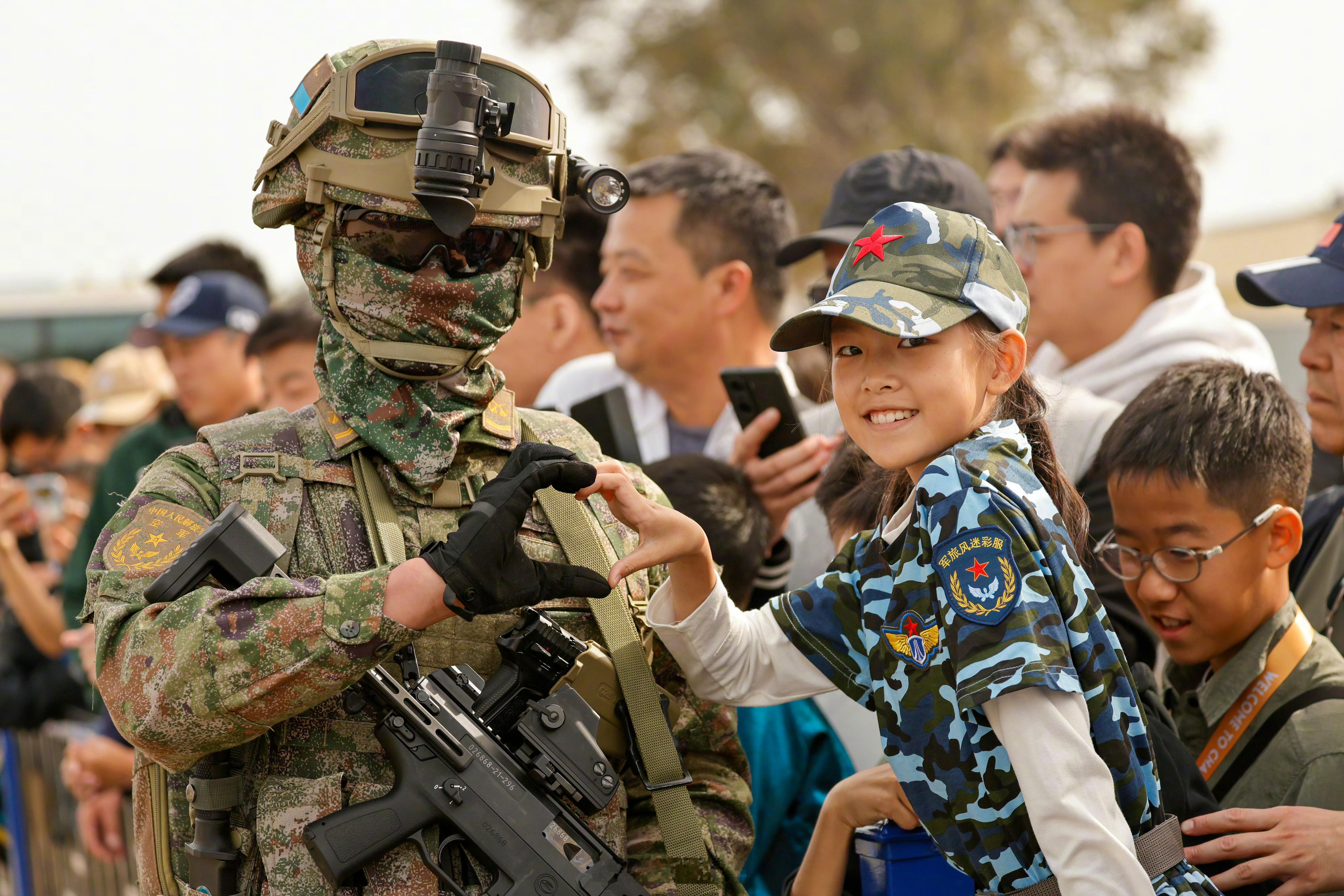 中白神鹰2026空降兵联合训练，这单筒夜视仪有点像长春航展的那款，光看长度至少可以排除是图10这款。