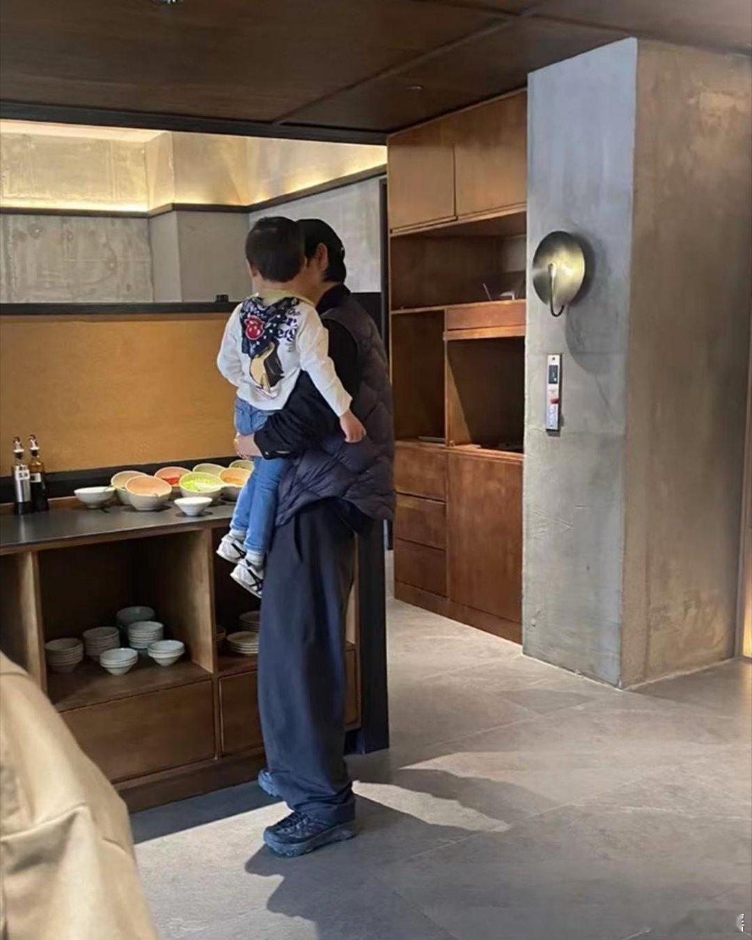 魏晨一家度假被拍！183大高个太显眼，夫妻俩轮着抱娃真宠，