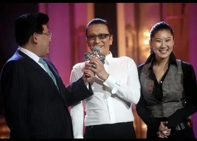 2008年，谢贤携女友Coco一起参加综艺节目《舞林大会》时的情景。年逾古稀的