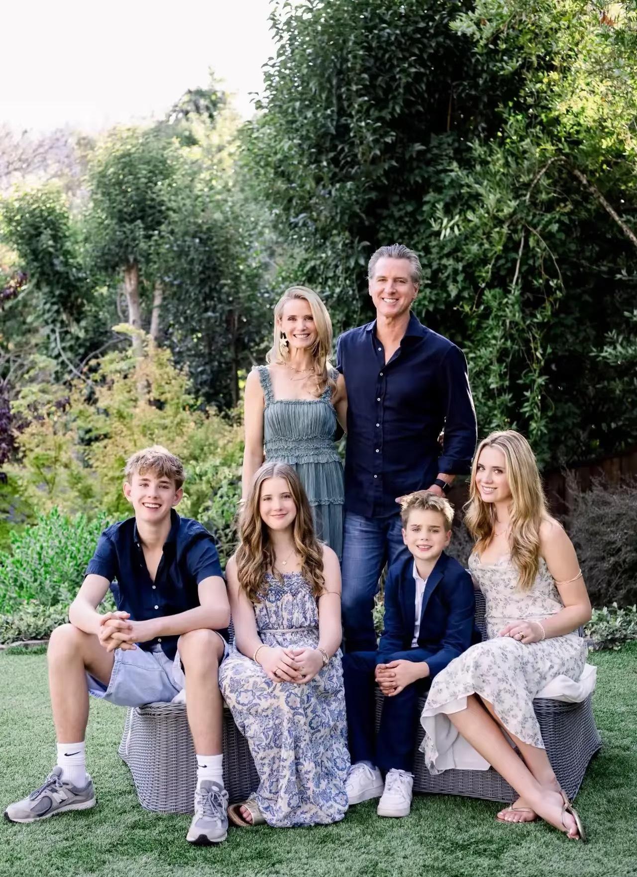 加州州长纽森一家最近有点火，一家子颜值高不说，还和特朗普家有点关系。纽森59岁