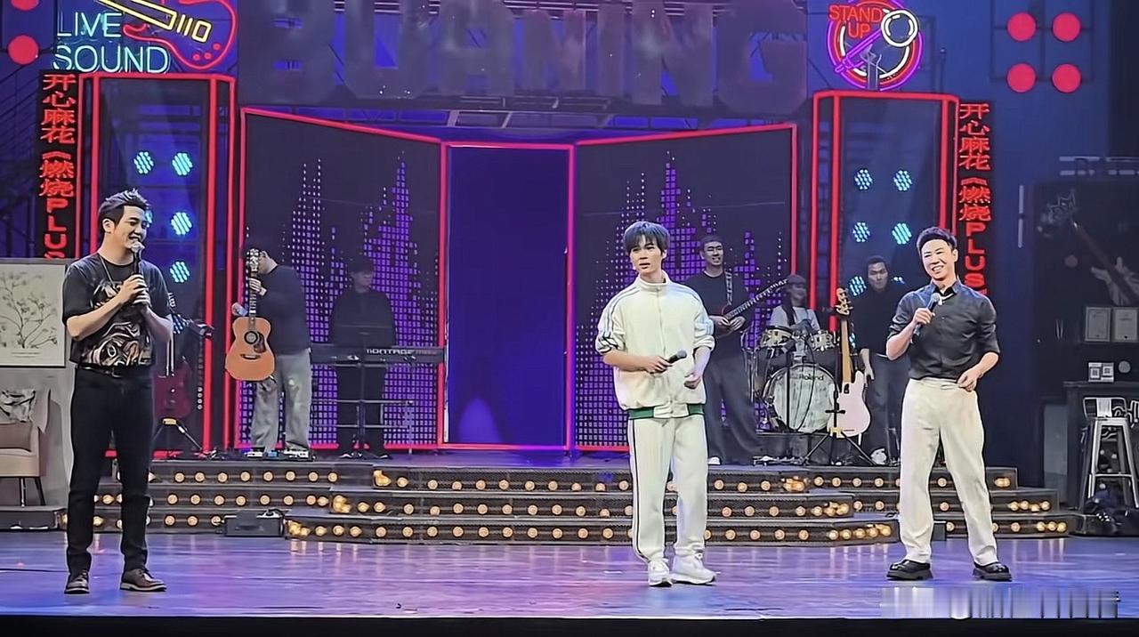 张维伊面子真够大的，能让小酒窝带着闺蜜团去支持他的演出，那关系处的杠杠的。张