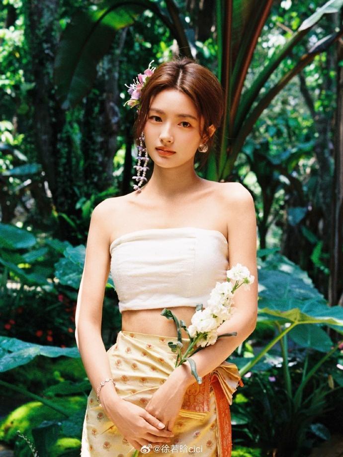 徐若晗去了汪苏泷演唱会看到徐若晗姐姐的回眸一笑感觉整个天都晴了起来，姐姐真的相当