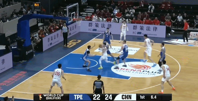 朱俊龙真的是中国男篮的宝藏球员，他不显山不露水，兢兢业业，不爱出风头，但他防守总