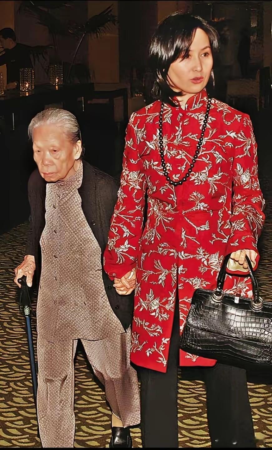何超琼的保姆晶姐，干了48年，递了辞职信晶姐从何超琼4岁左右就开始贴身照料她，陪伴了她48年。在赌王