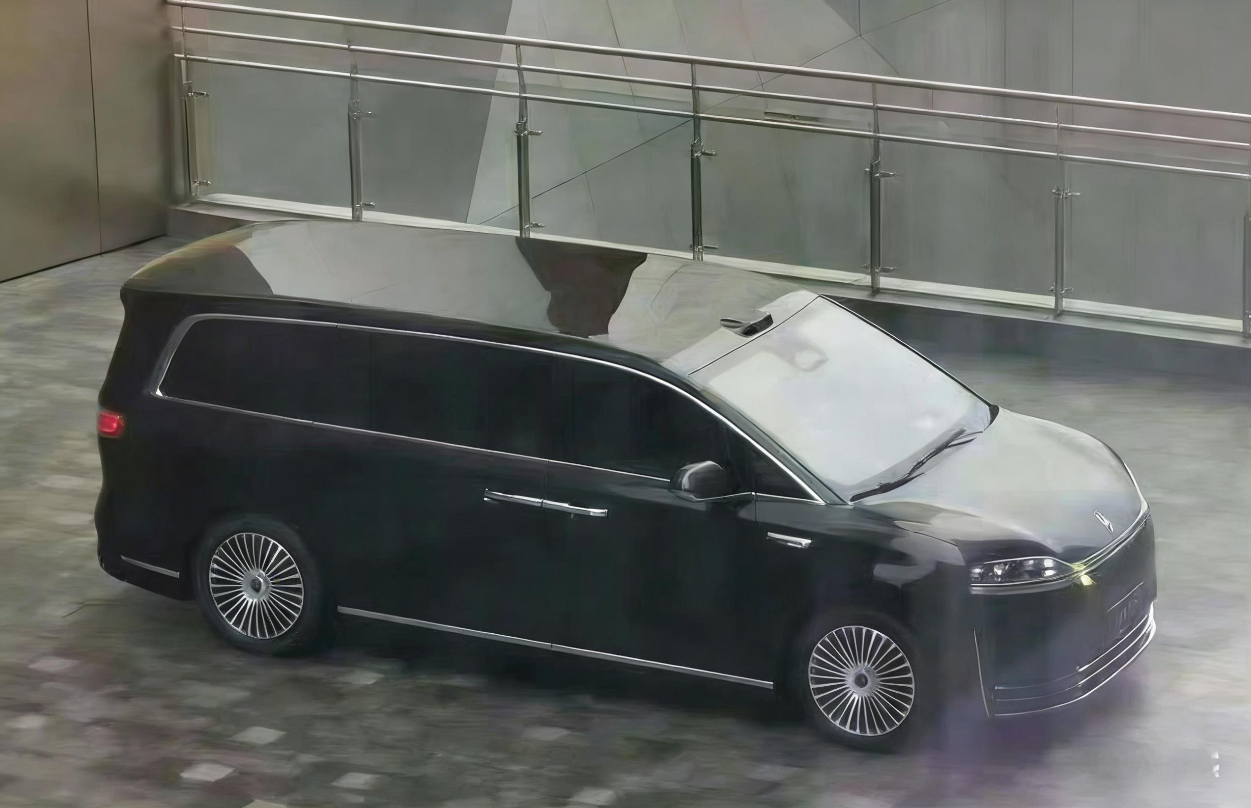 鸿蒙智行首款MPV智界V9实车曝光AI了一些不同版本的智界V9，你喜欢哪个？