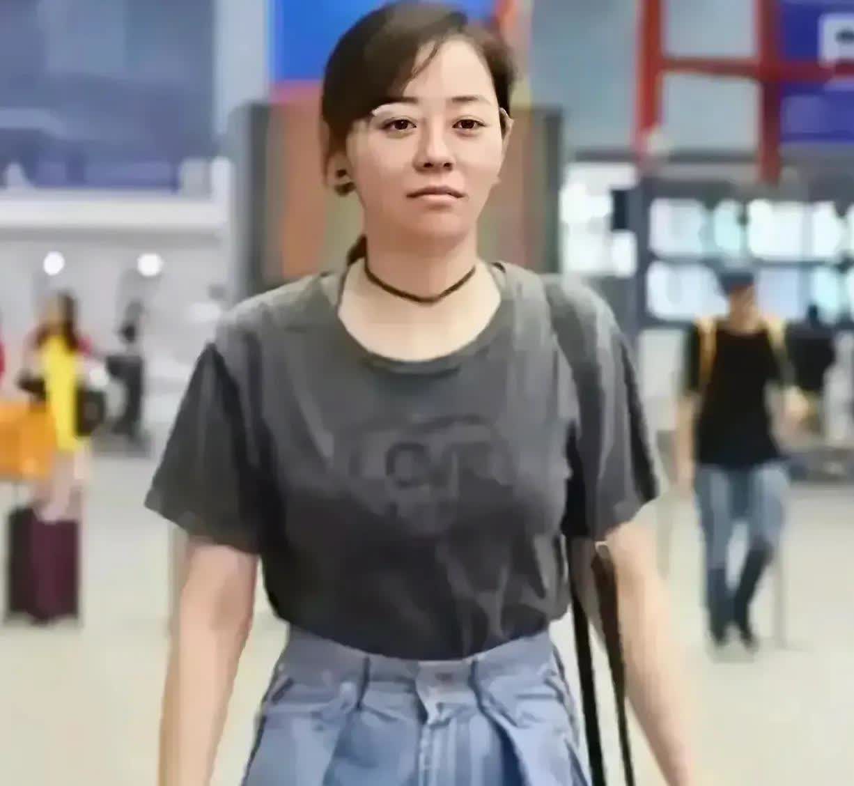 张靓颖素颜照大曝光！网友直呼：与网上的她相差太远！