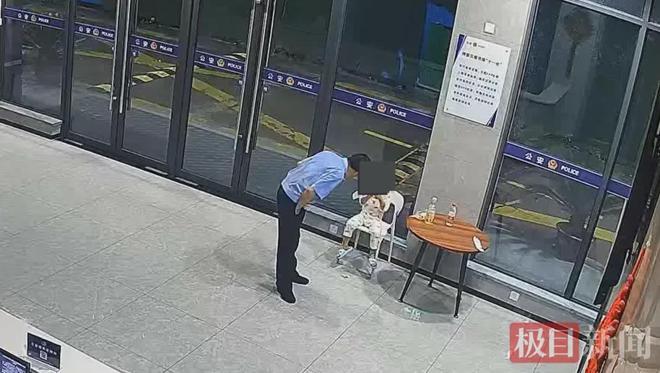“太心酸！”湖北武汉，暴雨夜，一位单亲妈妈趁着孩子睡着了外出跑外卖，3岁的男童被