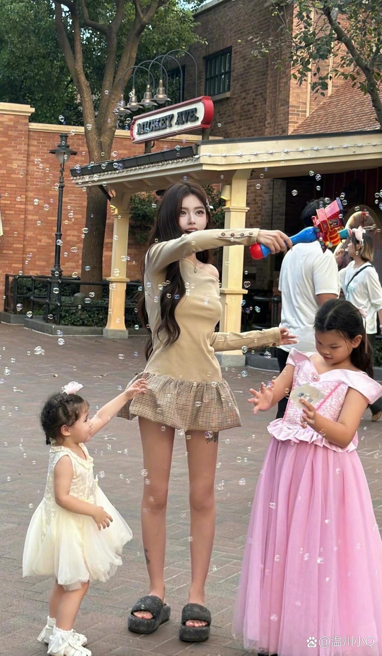 韩安冉带着女儿们畅玩迪士尼，大女儿小猪妹变漂亮许多，小女儿优米依旧是那么可爱。
