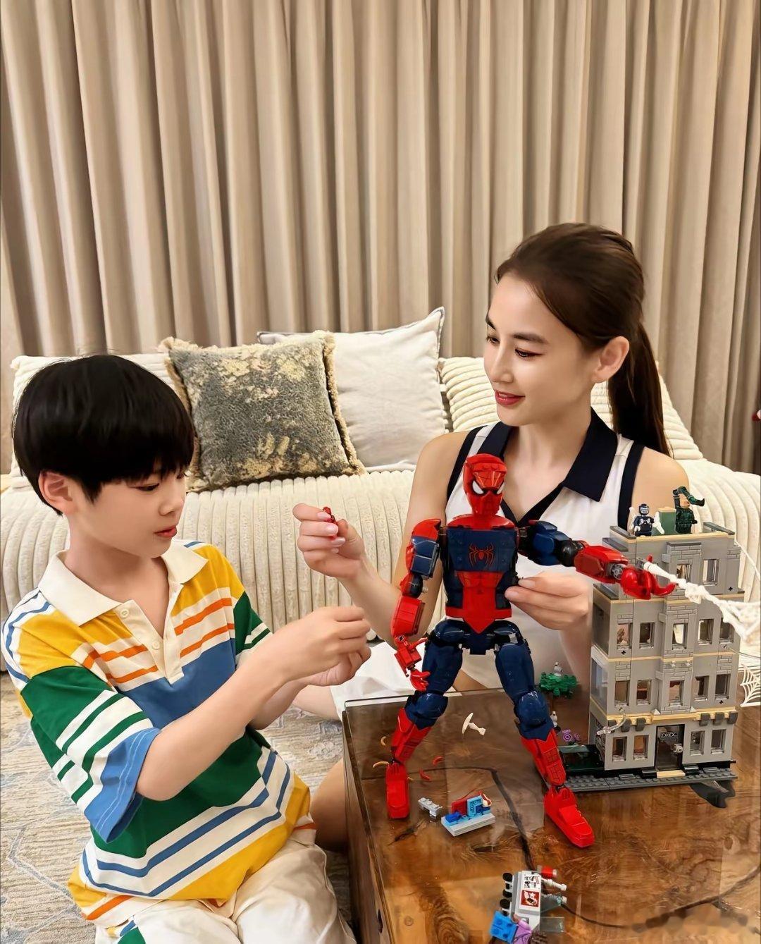 黄圣依晒照，带儿子们上山挖笋、在家拼乐高！她的大儿子安迪应该也去了，可能这孩子有
