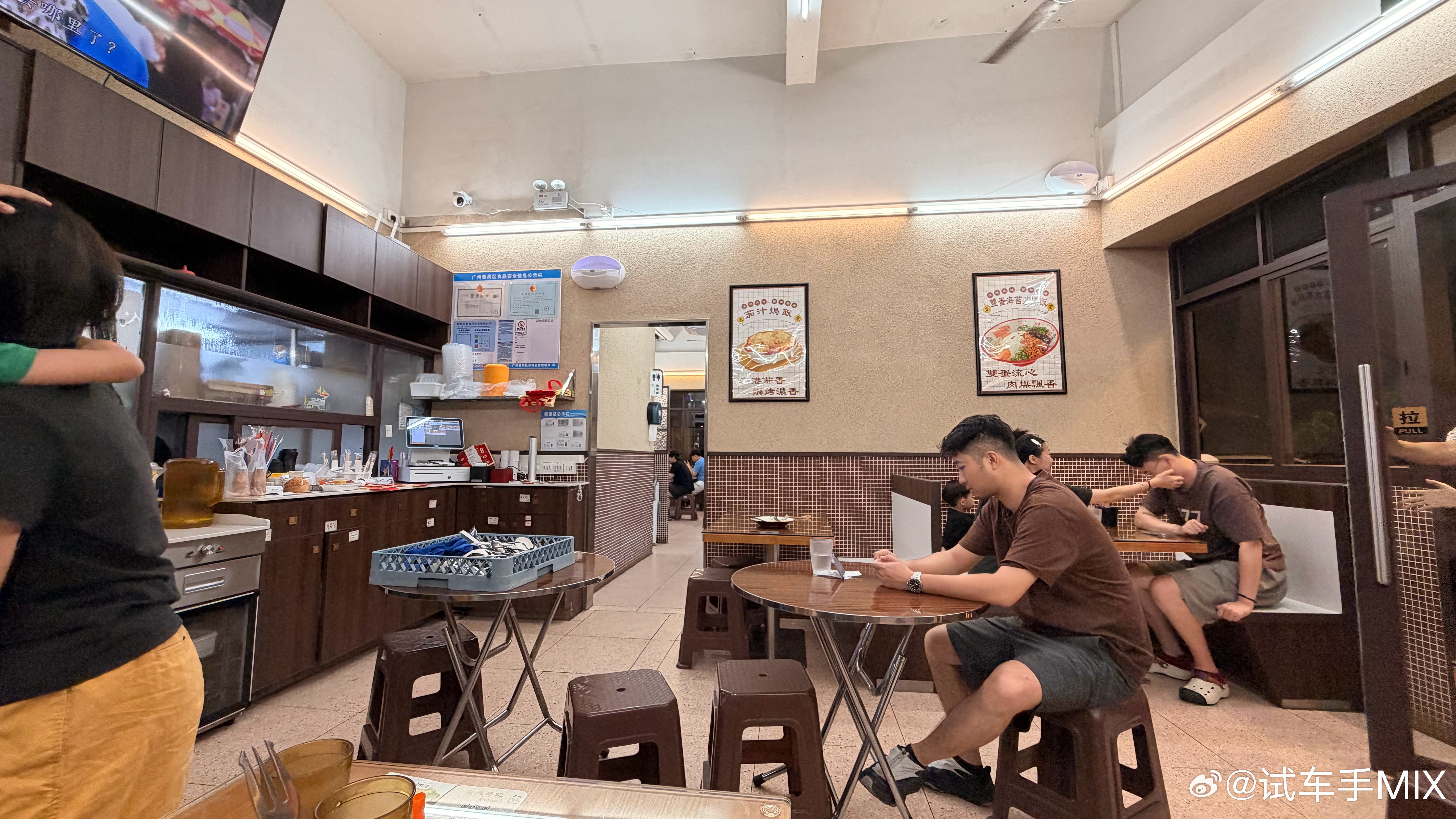 吃过几次，出品还算稳定在平价茶餐厅中，口味是相当不错了旁边的大哥一份餐的钱，这边