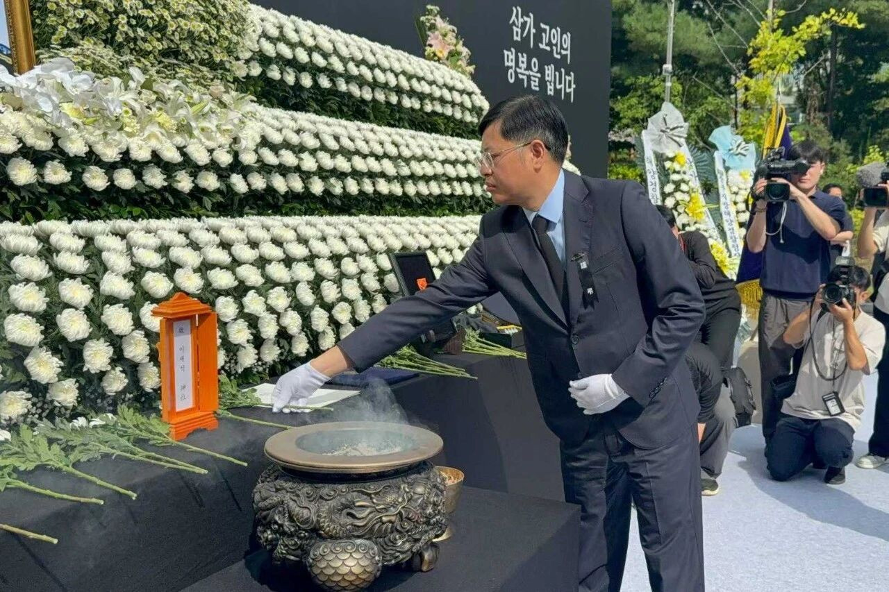 目前x上就日韩的内容看着还正常些了。。。中国指派公使衔参赞兼总领事钟洪糯出席