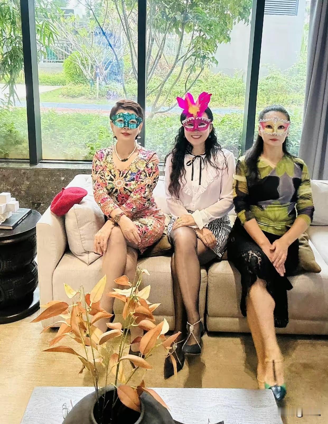 别被电视剧骗了，不会有人真以为带个面具，别人就认不出来吧…