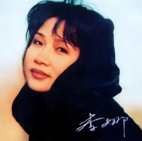 2000年，姜昆在国外偶遇已经出家的李娜，出于好奇，姜昆问她：“你到底为什么出家