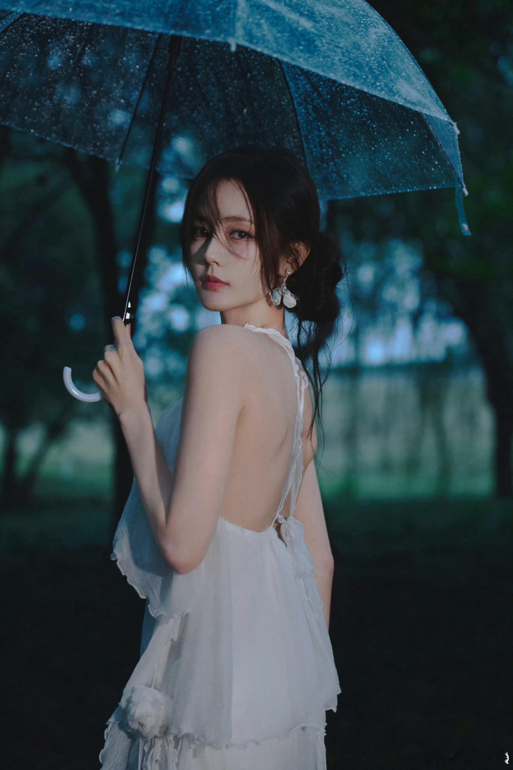 李一桐下雨天了怎么办李一桐雨天写真李一桐下雨天了怎么办，好看，😘😘