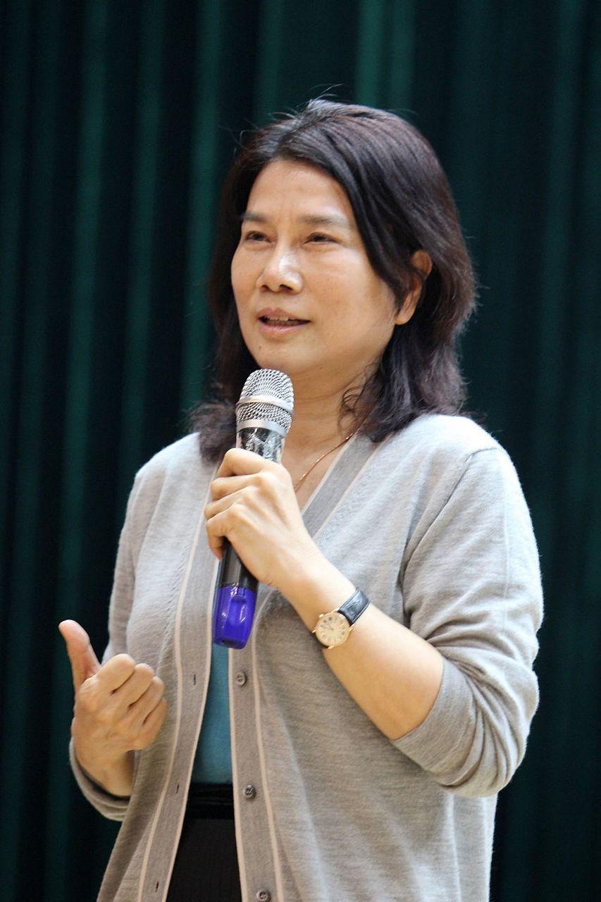 情怀比利益更珍贵，董明珠在北大演讲时称，她的年薪不到百万，2005外资收购格