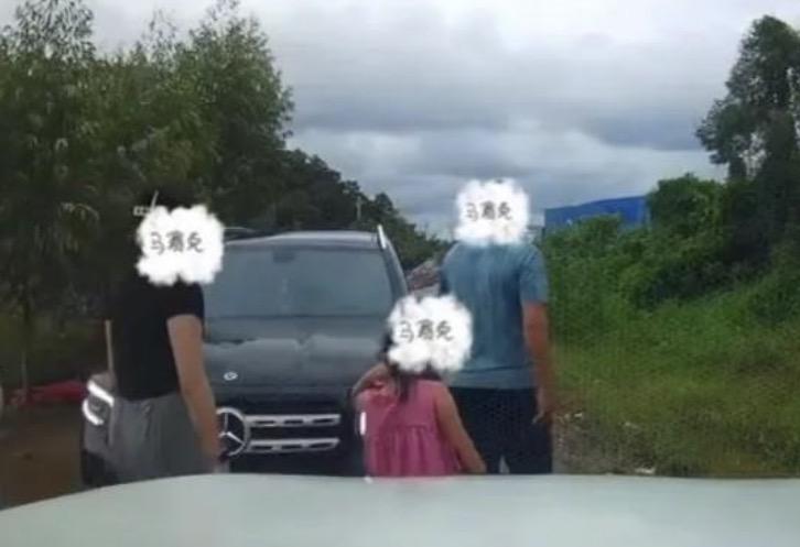 证件是丈夫的，车是二手的，双方还是不出五服的亲戚，广西防城港亮证姐事件，官方总算
