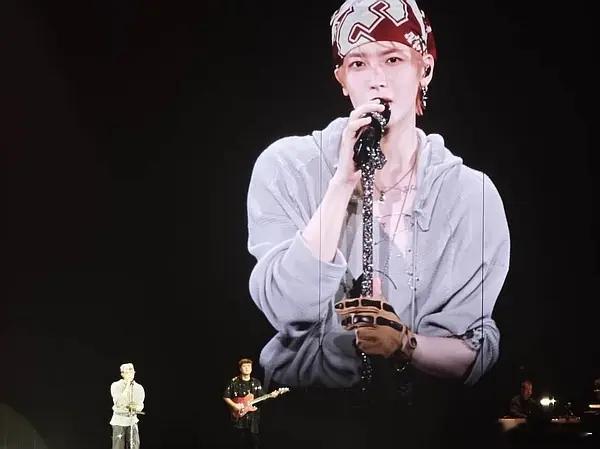 侯明昊深圳演唱会第一天，头巾造型好复古，melody很好听！轻量废土摇滚风，破碎