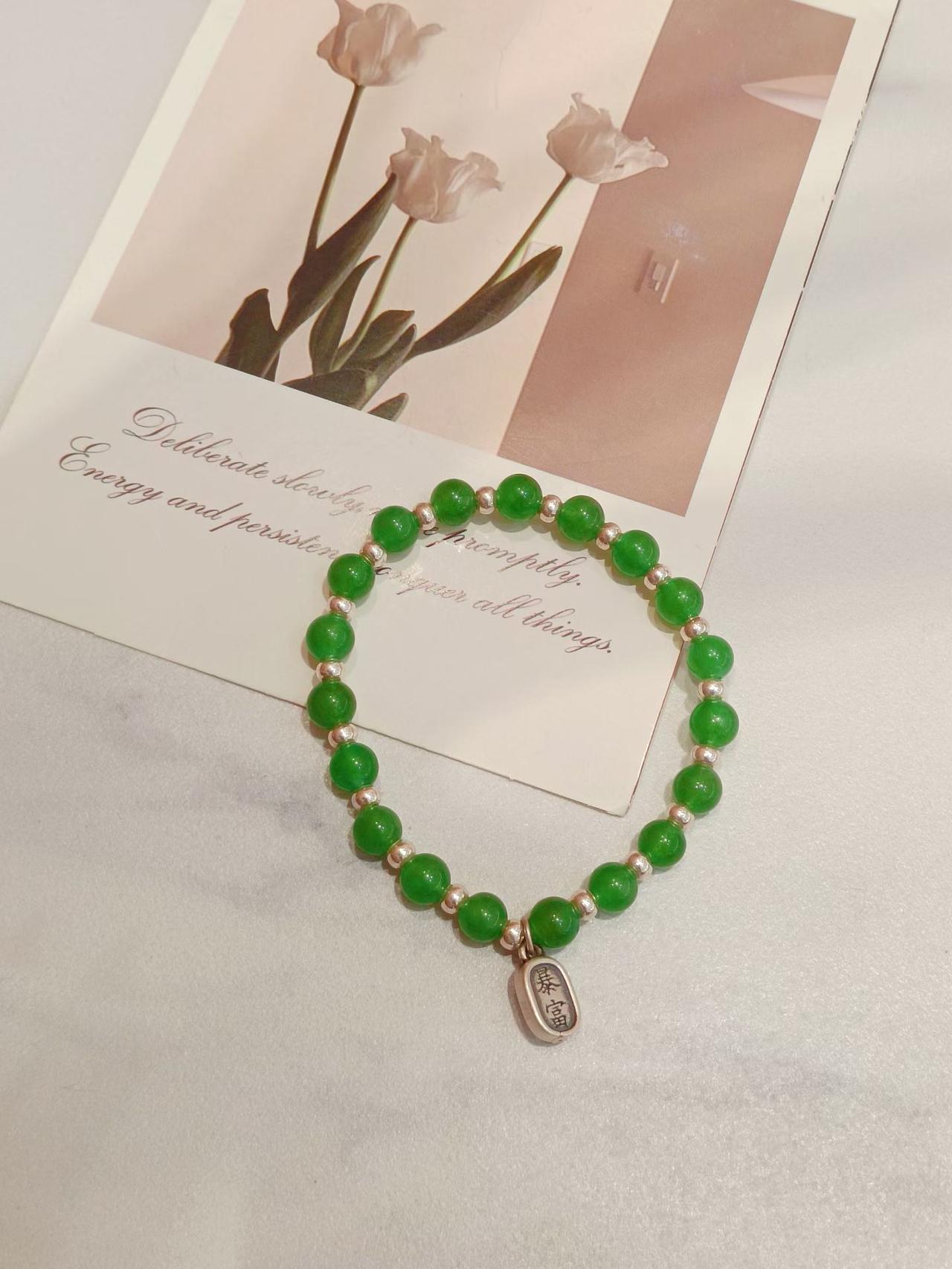 清新绿宝石手链，搭配淡雅花语，尽显优雅气质。