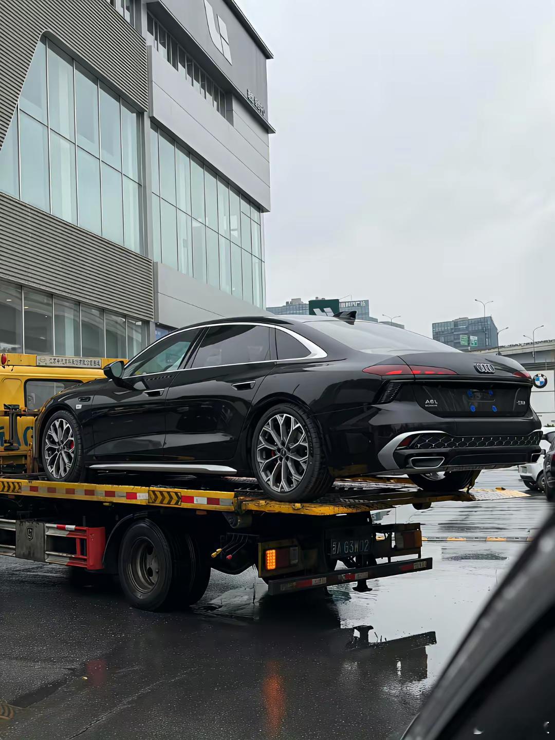 没仔细看以为是奔驰，点开没想到是….其实A6就应该稳重，稍微年轻点出动感版，主打