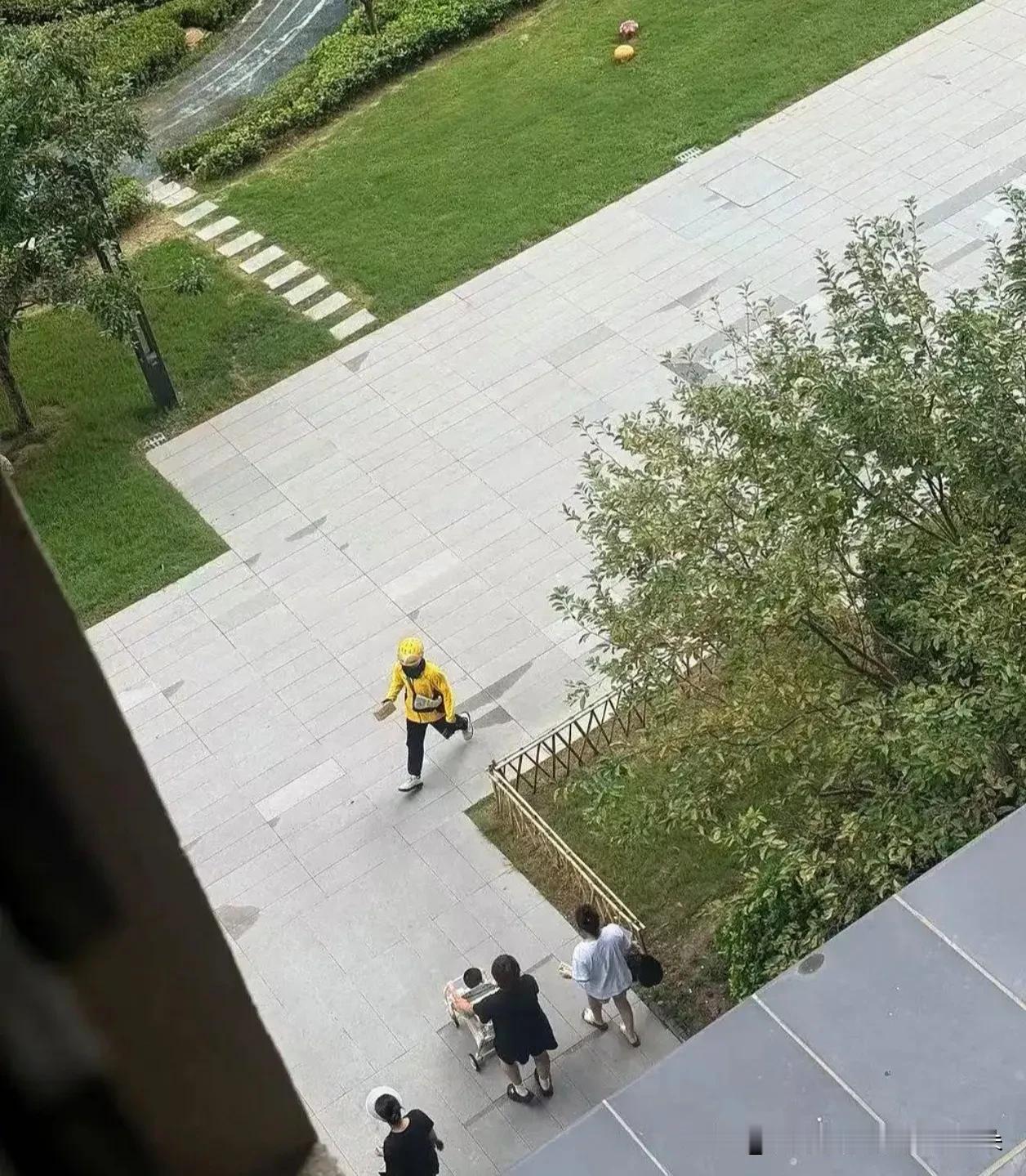 8公里17分钟！小哥拼命送救命药，顾客打赏50元被骂抠门，结局大快人心这届网