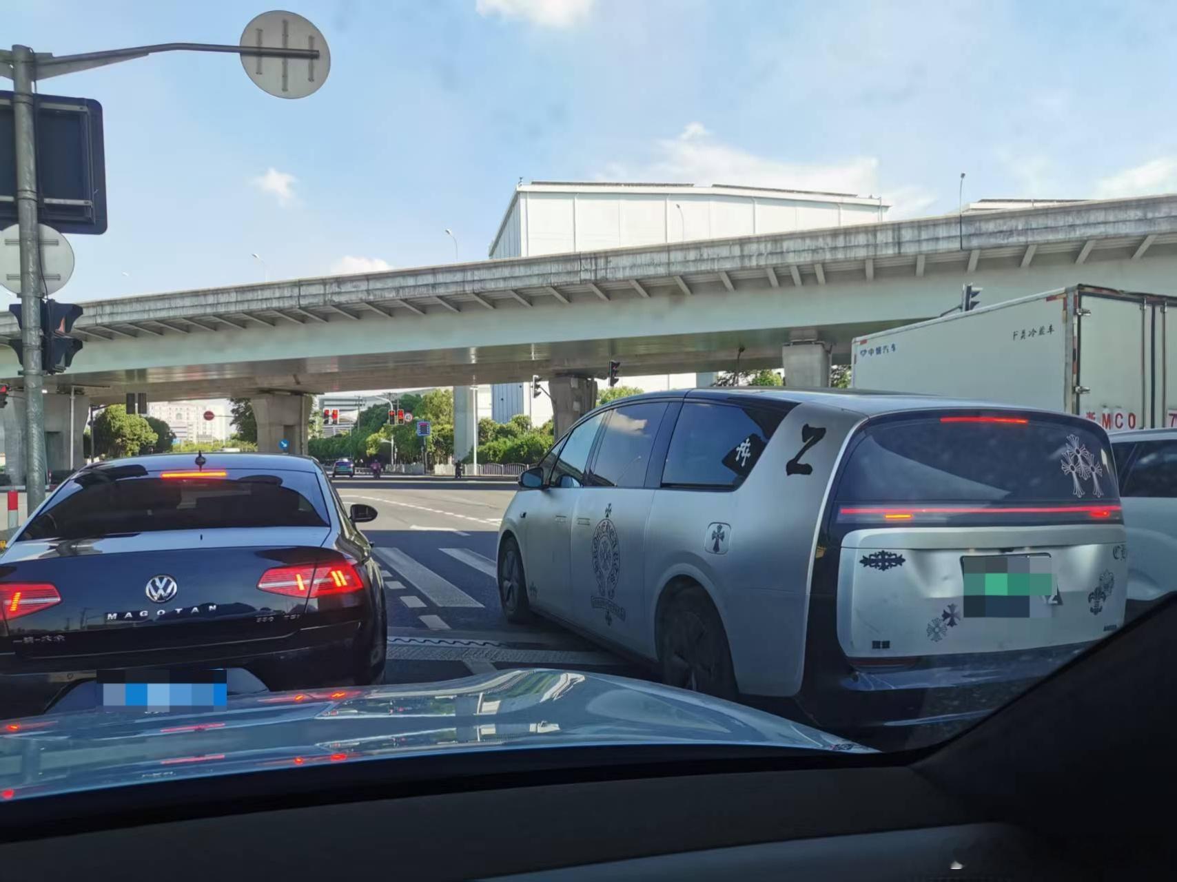这个车上贴的是什么东西，怎么看起来这么诡异？[？？？][？？？][？？？]理想mega