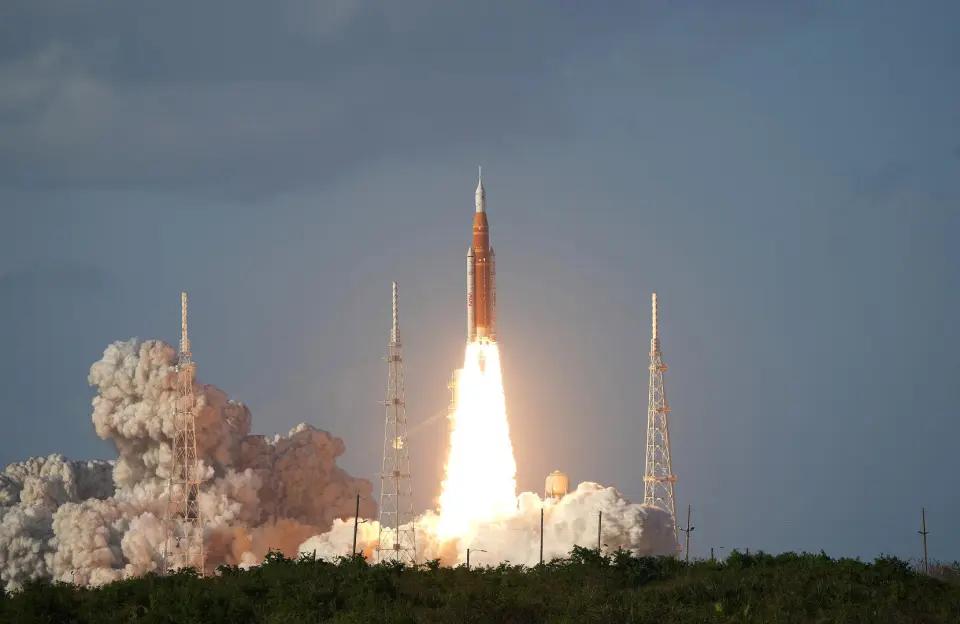 真的看得人热血又鼻酸！人类时隔50多年，终于再次向着月球出发了！美国东部时