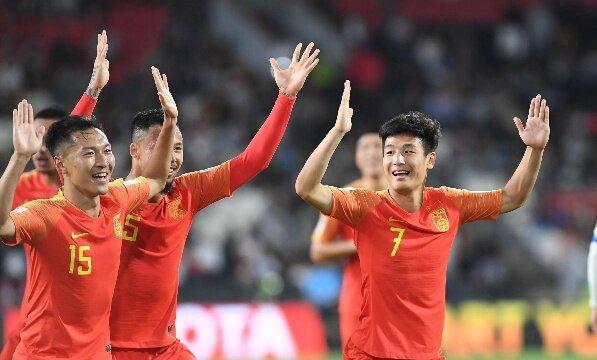 国足球迷天塌了，本来期望下一届国足能争点气结果一看还不如这一届，要不是主场作战估