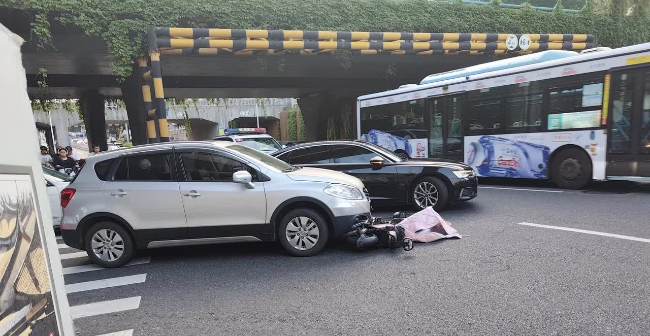 厦门成功大道下到金湖路这里的围挡什么时候才能拆，又一辆电动车被汽车撞了，幸好没有