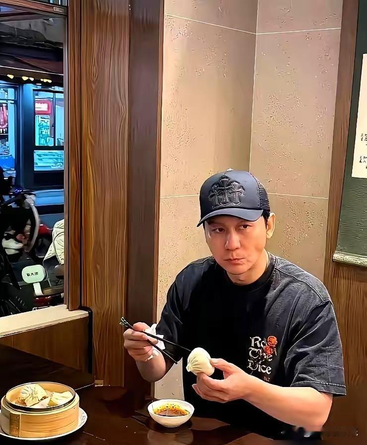 李晨一季《跑男》，网上传片酬2000万。很多人笑他一把年纪赖着不走，是个没作品的