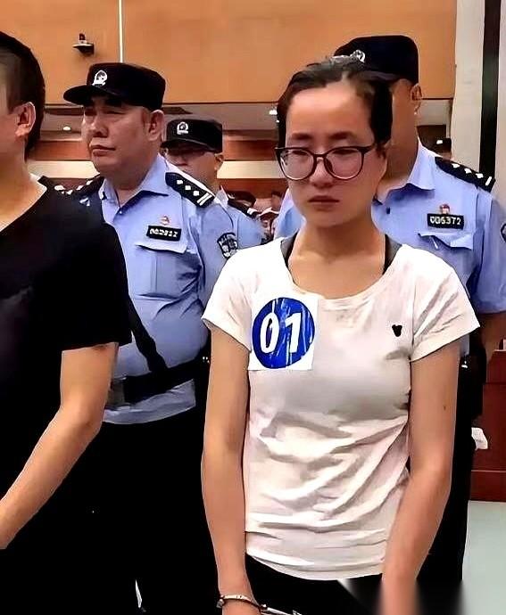 警察冲进硕士研究生的课堂，当着老师同学的面，把一个戴黑框眼镜、文文静静的姑娘给铐