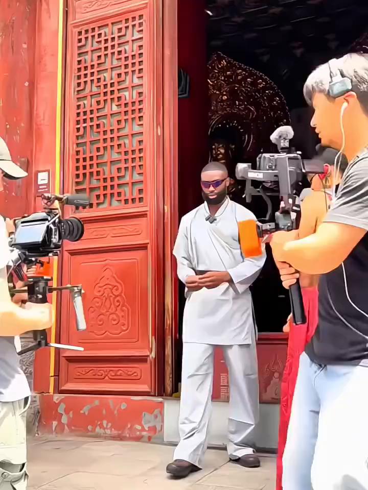 文班亚马有师弟啦！杰伦布朗中国行昨日特地去横店了解了古装文化，今日又亲自去体验少
