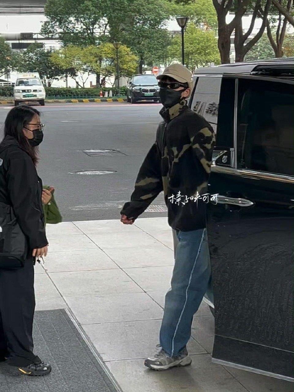 最新行程速递！李昀锐已从南京出发，前往新疆参与《奔跑吧·天路篇》的录制。作为本季