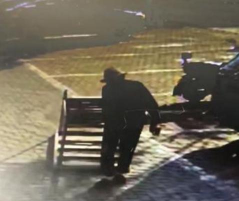 缺了大德了！吉林长春一9旬老人在街头散步时，看到一家饭店门口，放有1张100多斤