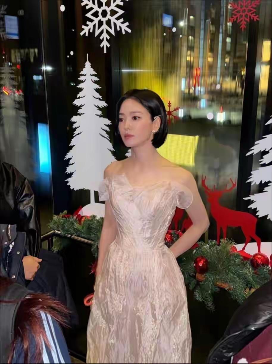 宋慧乔穿这条抹胸裙带着点微光感，优点是完全不挑肤色，光是看着就很显个人气质，露肩