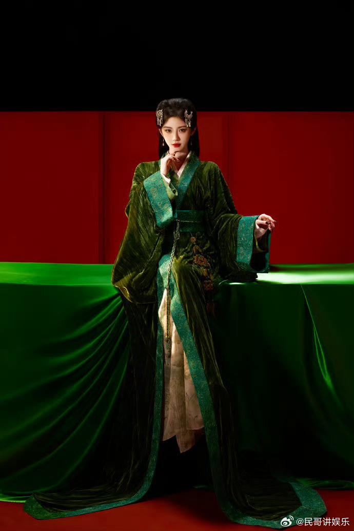 鞠婧祎露芜衣阴湿女鬼鞠婧祎露芜摄人心魄的女鬼露芜衣造型太戳！冷艳眉眼混着阴湿感