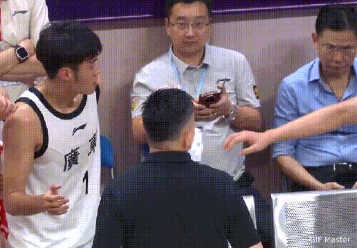 这么硬气？徐昕在暂停的时候，居然敢直接怒怼杜锋指导了，确实是让人大跌眼镜！没想