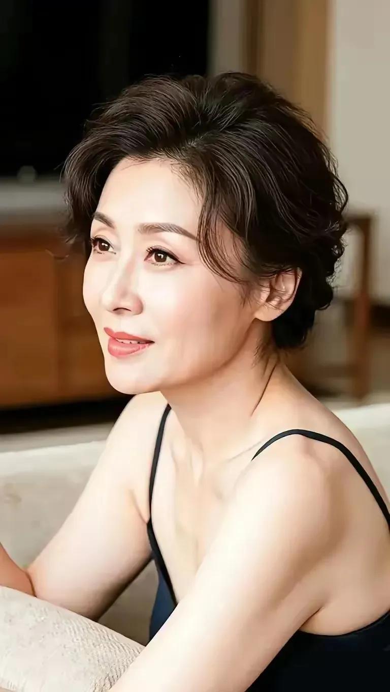 50多岁的女人敢说自己漂亮吗现在条件好了，很多50多岁的老阿姨也注重保养，尽可能